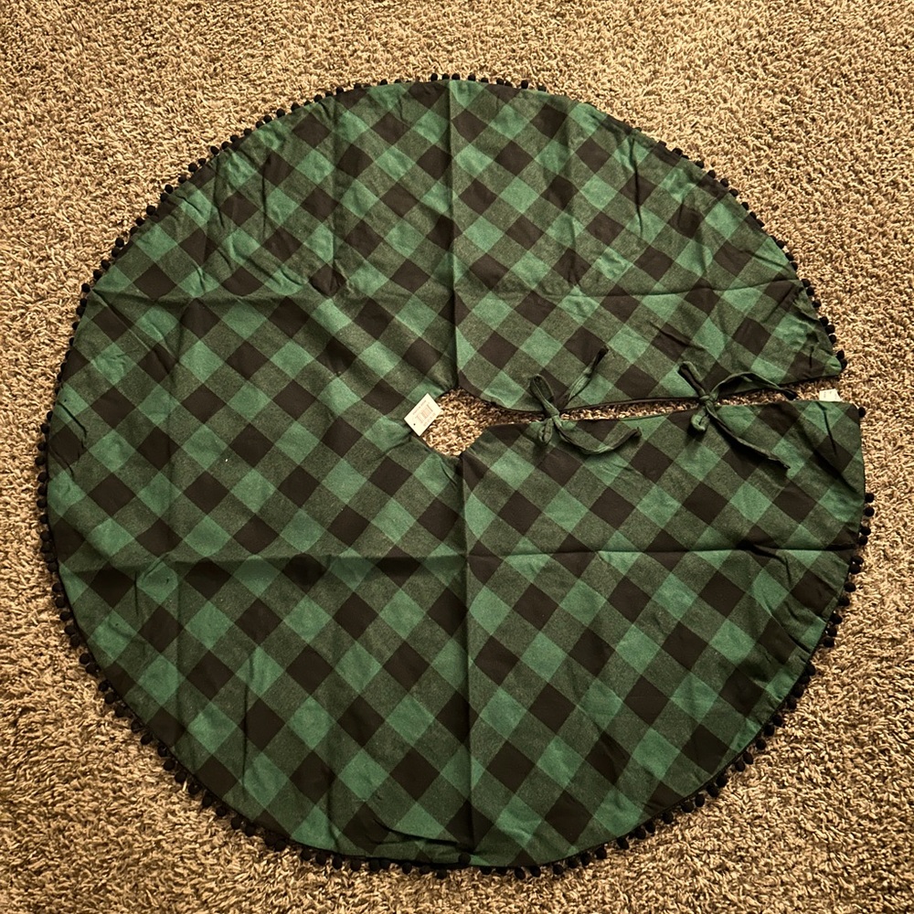 Buffalo Plaid Christmas Tree Skirt Green and Black with‎ Pom Poms